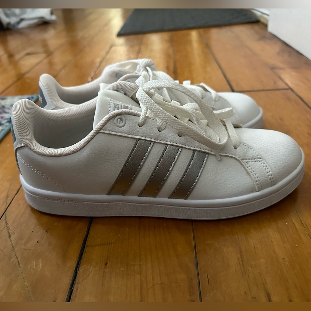 NWOT Adidas Women’s Grand Court Sneaker w/Silver Stripes